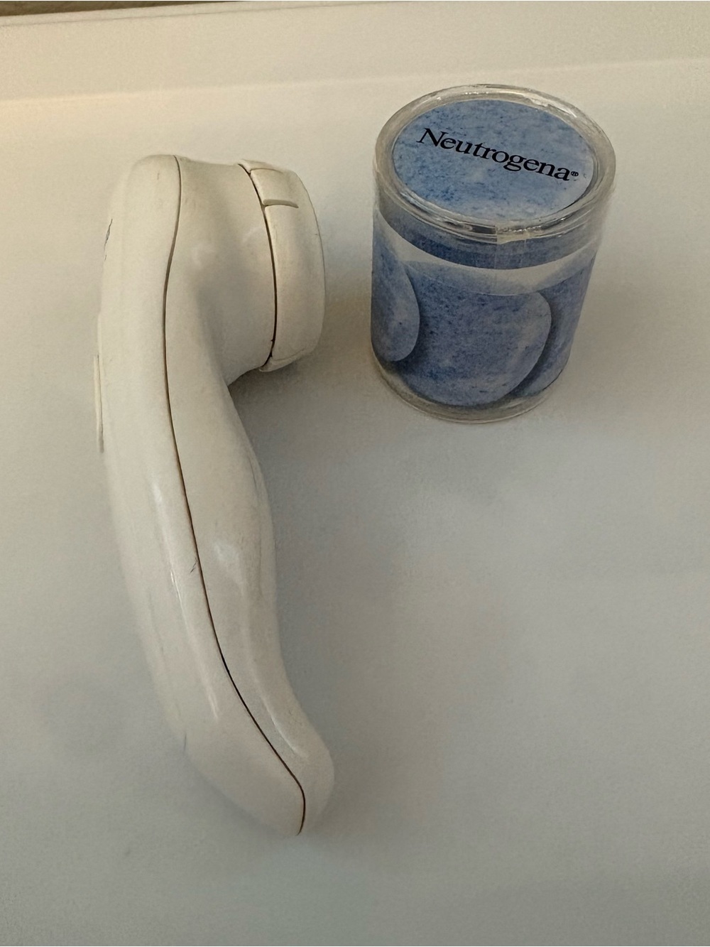Neutrogena microdermabrasion system kit with applicator and 11 rejuvenating puff